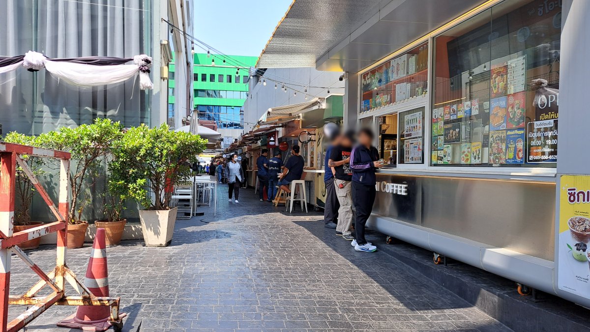 階段降りて直ぐ目の前にあるビル横の脇道(屋台が並んでいる道)をまっすぐ進む