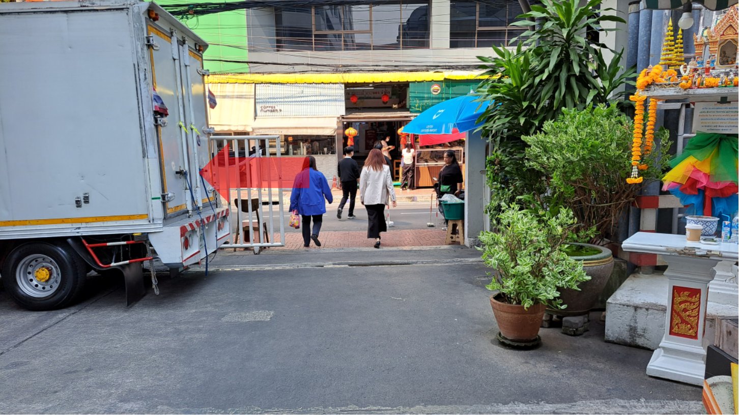 突き当り(道路)に出たら左に曲がります