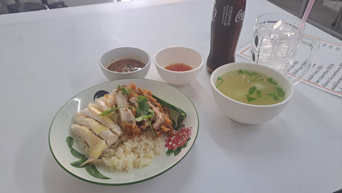 カオマンガイとスープとソースとコカ・コーラ