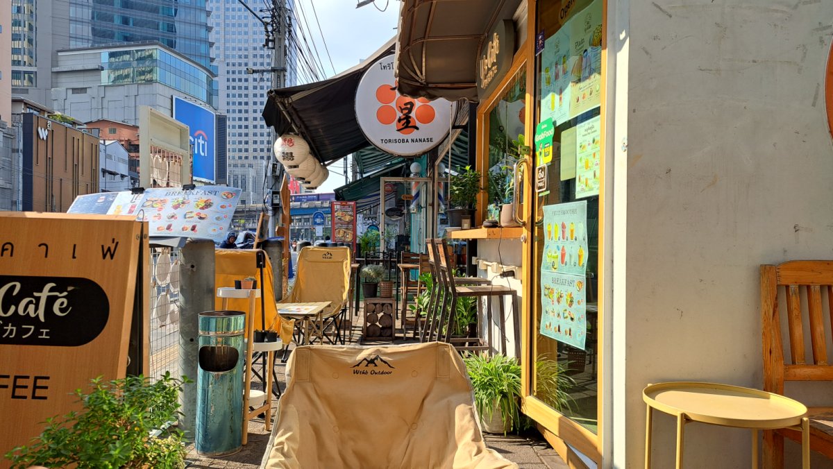 店前のテーブルと椅子