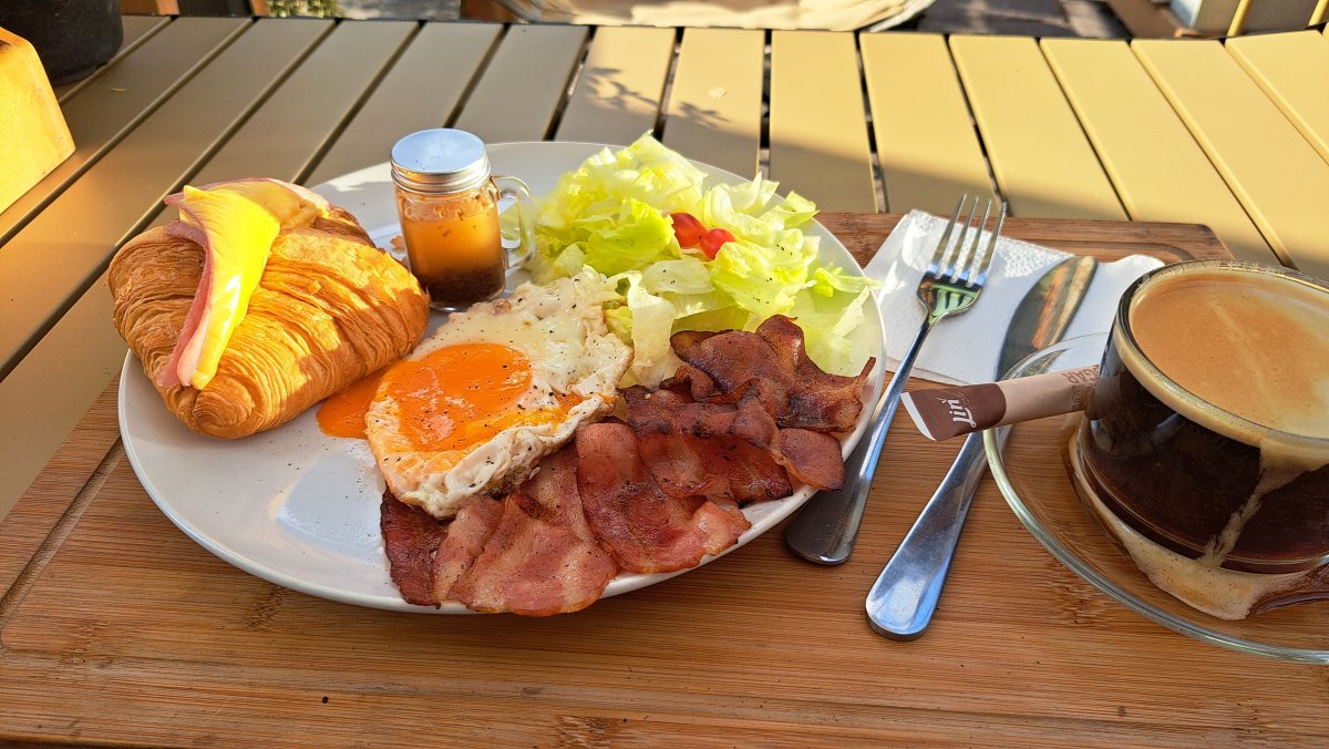 Y's Cafe の Pan - Fried Egg with Toppings セット