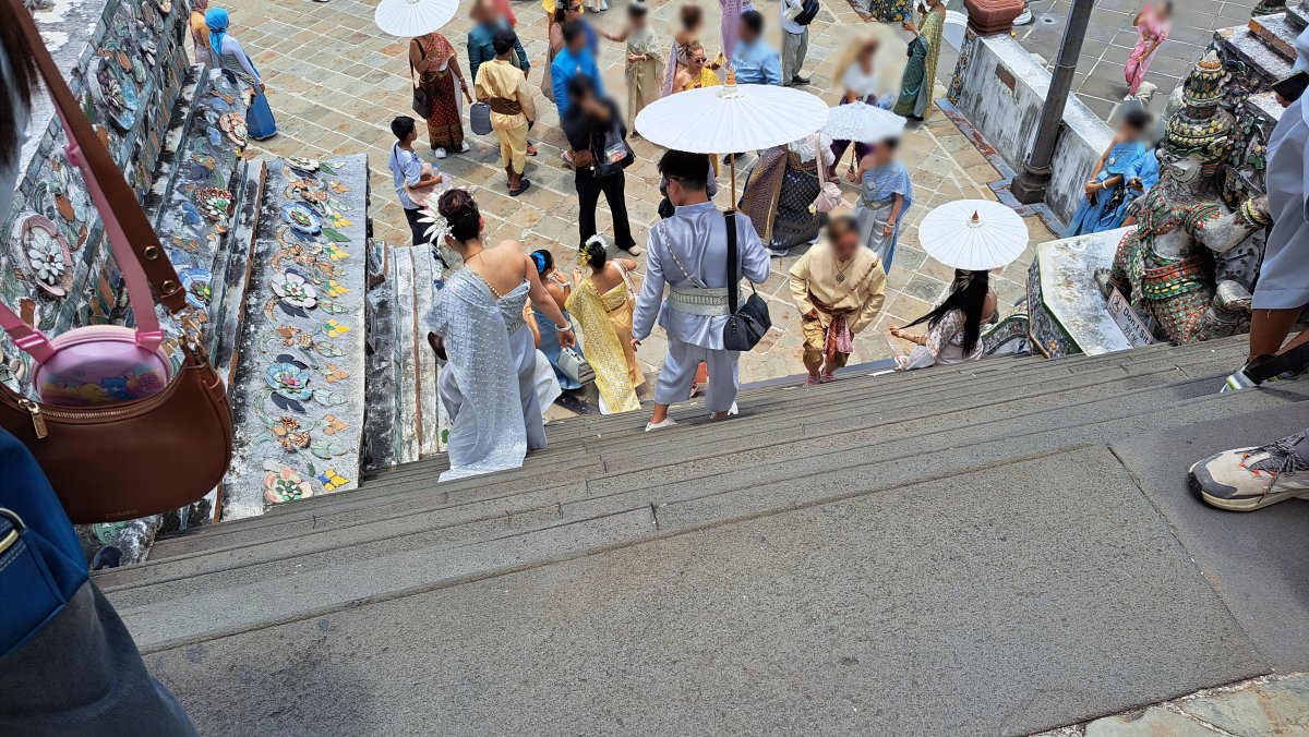 タイの民族衣装を着てワットアルンを観光するのも素敵な一日になります