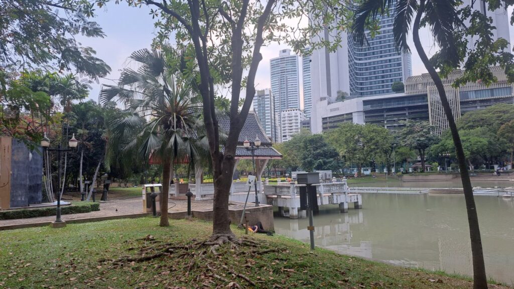 ベンチャシリ公園の池と櫓