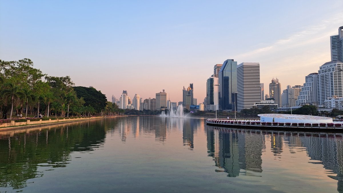 巨大な池と、高層ビルの競演