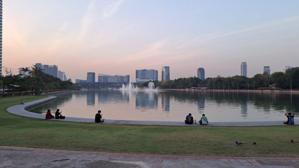 ベンジャキティ公園の池を眺める
