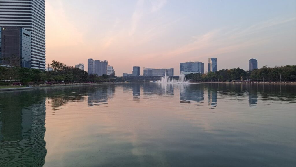 大きい池と噴水と高層ビル