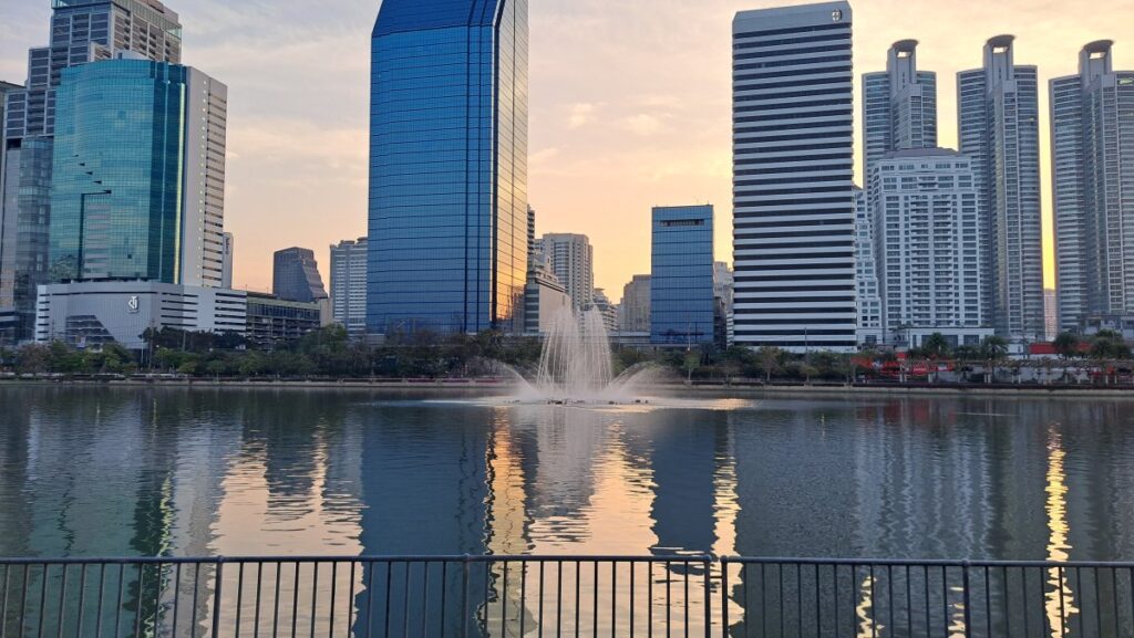 噴水と高層ビルのコラボレーション。