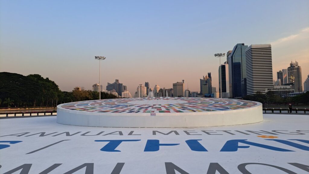 池にはみ出た National Meeting のモニュメント。