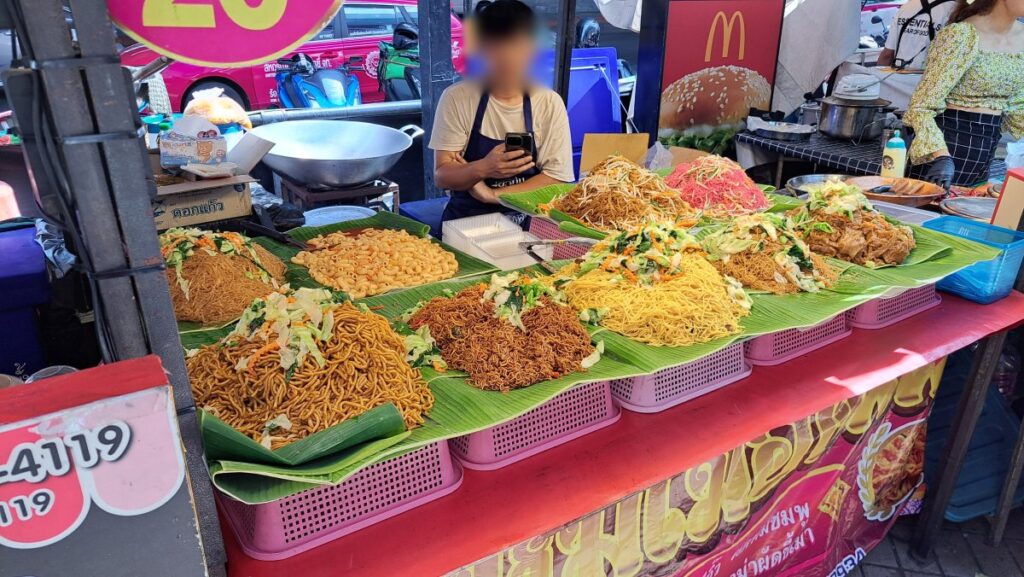 オンヌット Lotus’s 前の屋台の麺料理、細麺から太麺まで取り揃えているところが Good！