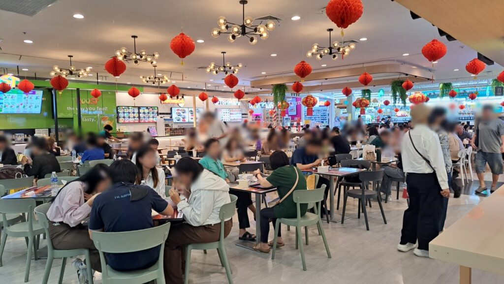 フードコートの様子、ランチタイムは大盛況です。