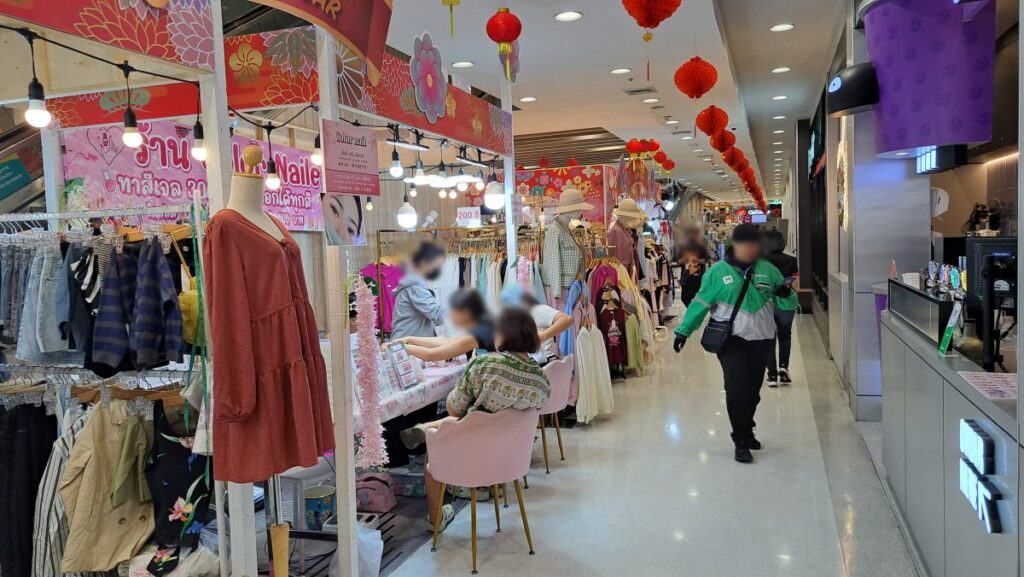 オンヌット Lotus’s 1階は小物や服などを売っています。なぜかウーバー配達員をちょくちょく見かけます。