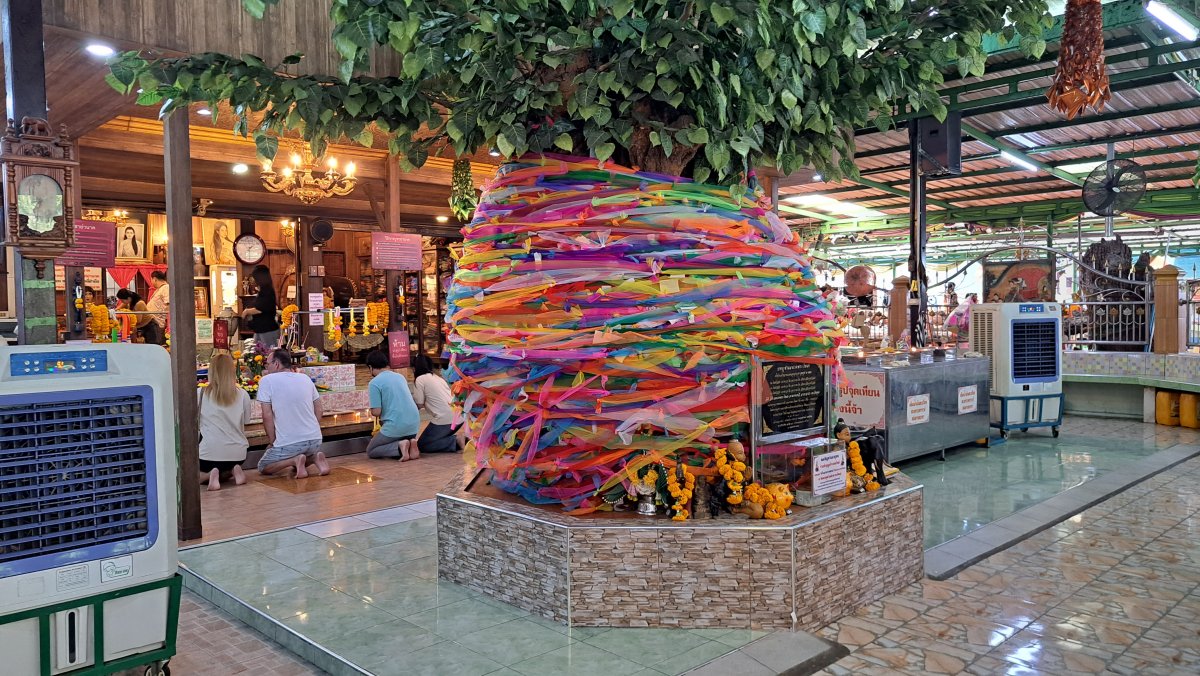 メー・ナーク像と祠の手前にある丸い飾り