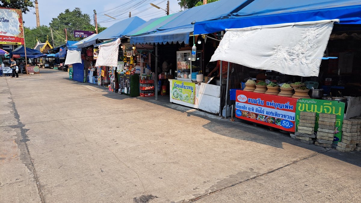 ワット・マハーブットの奥の店舗群