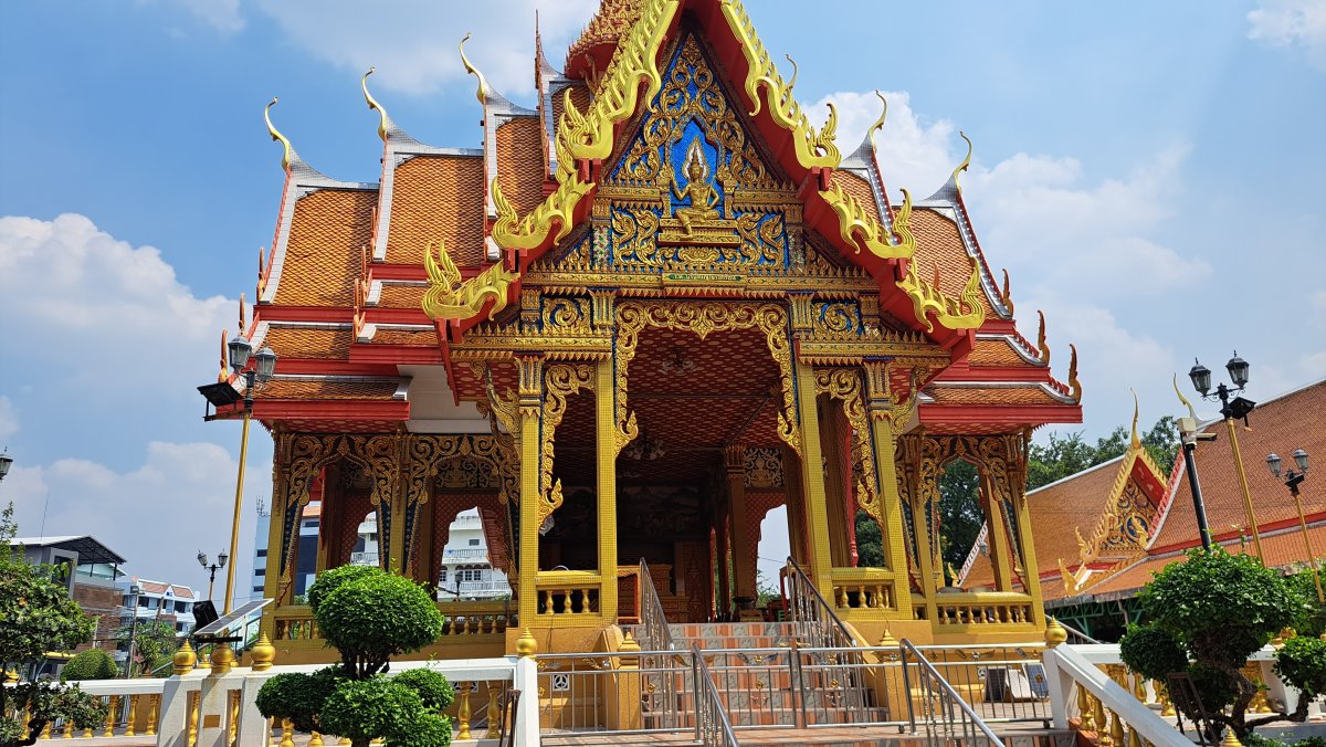 絢爛豪華な仏殿