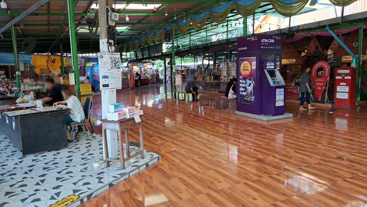 店舗が並んでいる先にあるお店の集まっているところ