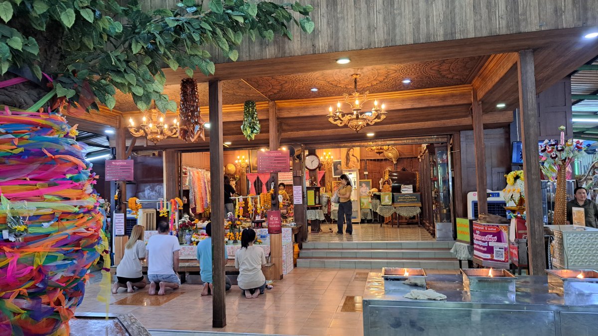 メー・ナーク像と祠