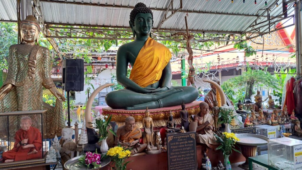 ワット・マハーブットの中にある仏像、緑色の仏像が珍しいです。