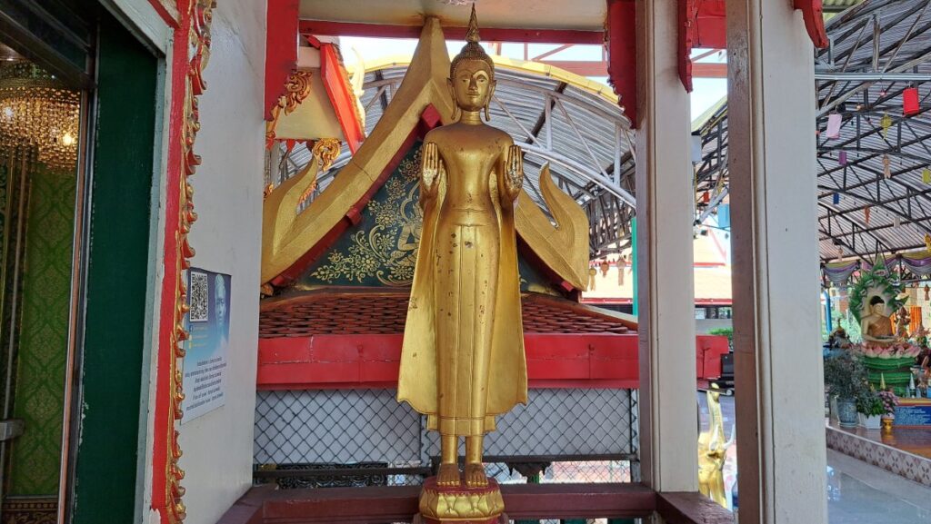 ワット・マハーブットの中にある直立仏像、姿勢良しで凛としています。