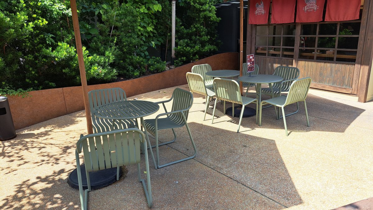 「トーンカム」の外にあるテーブル