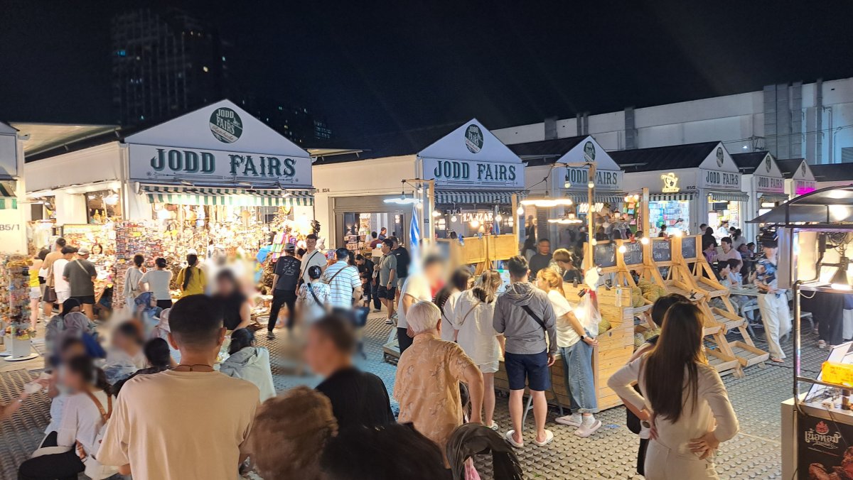 テント型の出店が並ぶ大規模ナイトマーケット