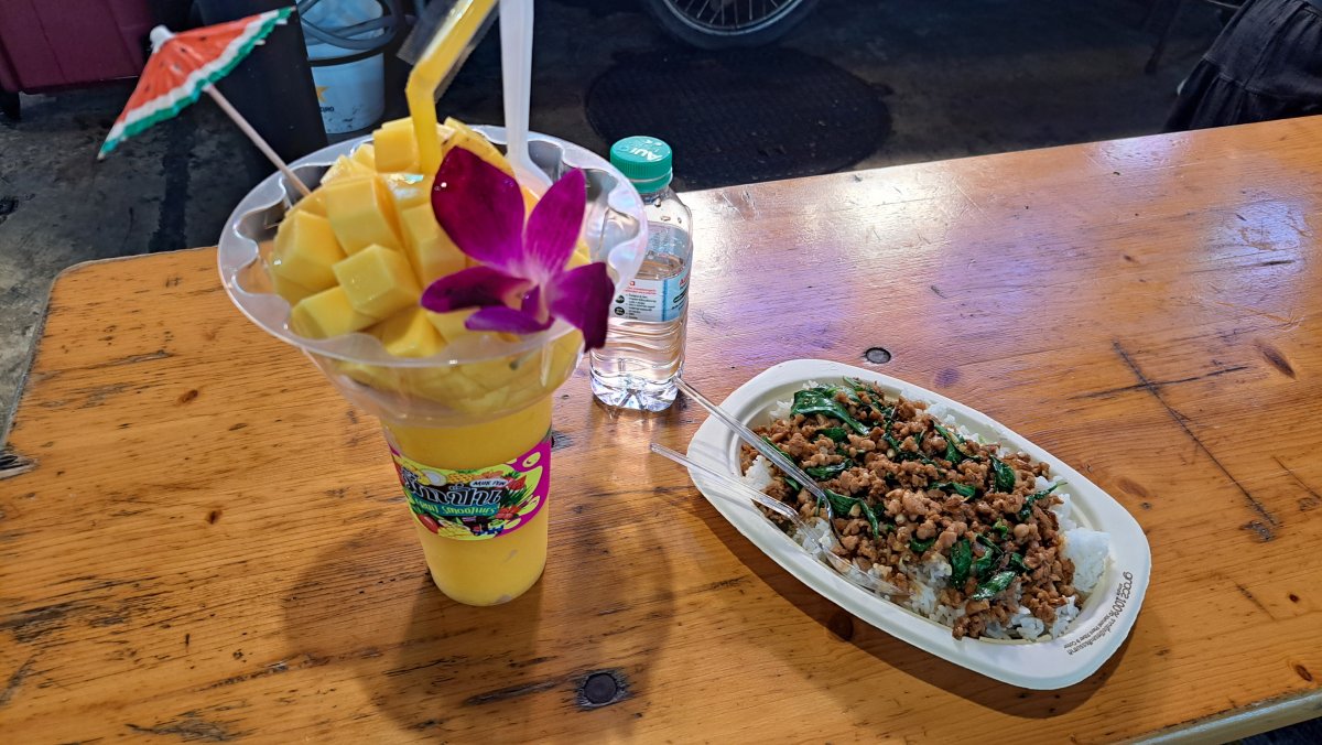 フルーツスムージーとガパオライス