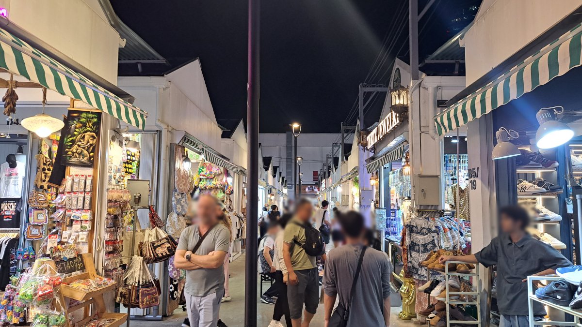 雑貨売りの屋台