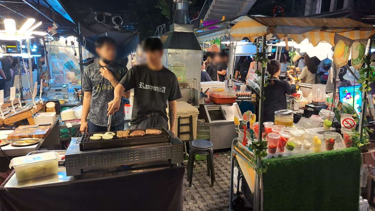 ナイトマーケット入り口で売っているステーキ屋台