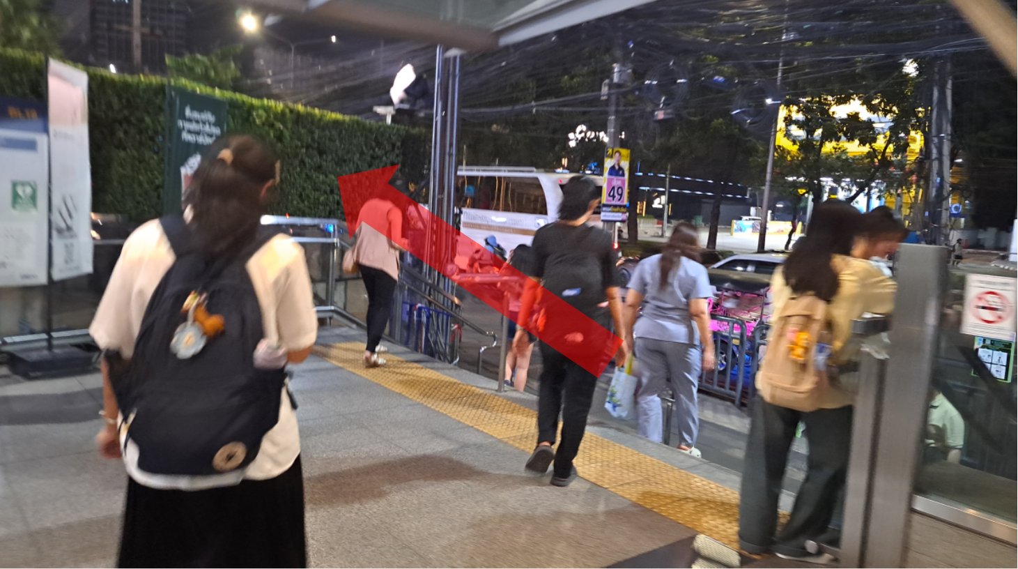 外に出たら左側(北側)に向かいます