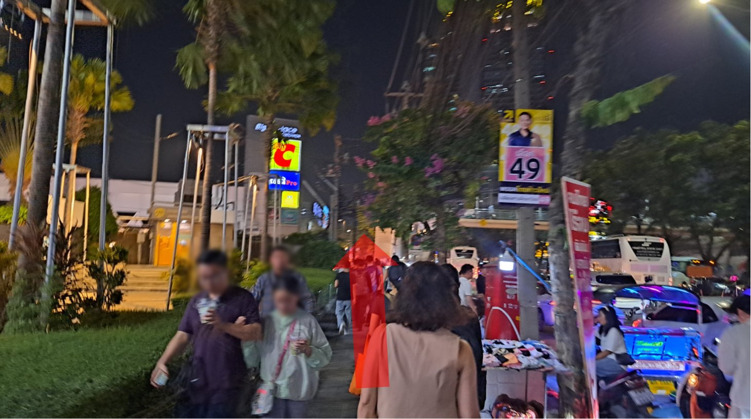 そのまままっすぐ進むと、直ぐに左側にナイトマーケットがあります。