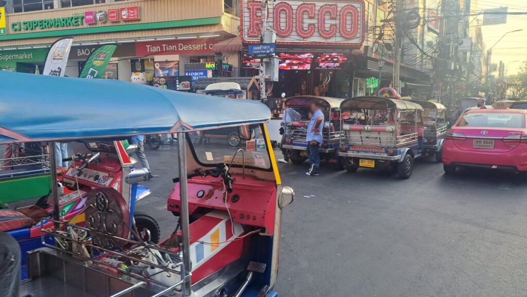 カオサン通り入り口(出口?)、トゥクトゥクの客待ちが多い。