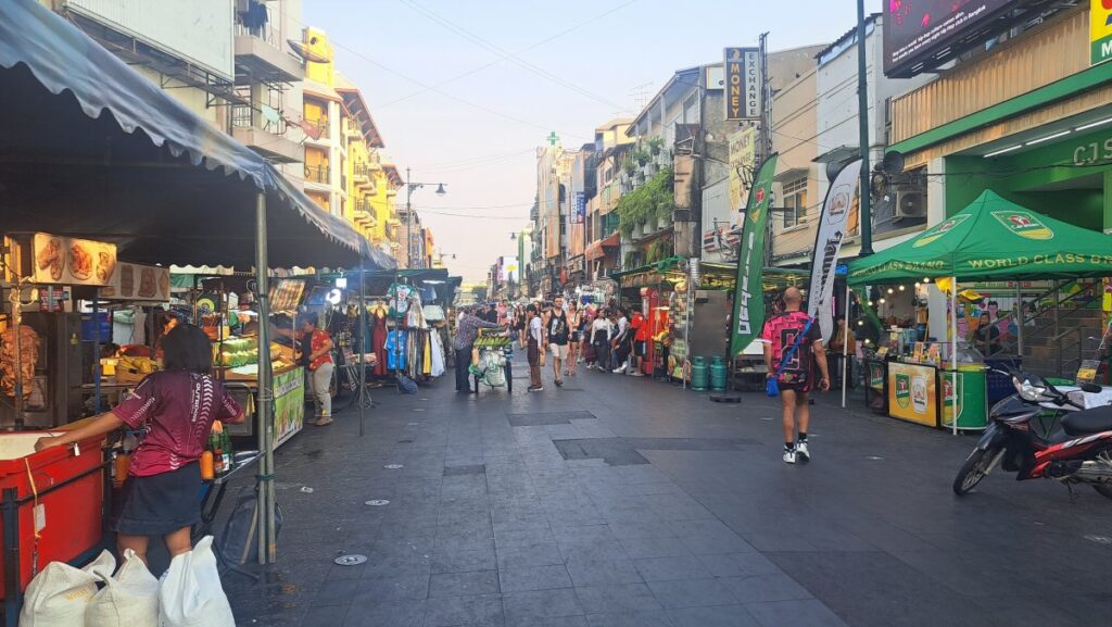 まだまだ明るい時間帯のカオサン通り、飲食や服の屋台が多い。