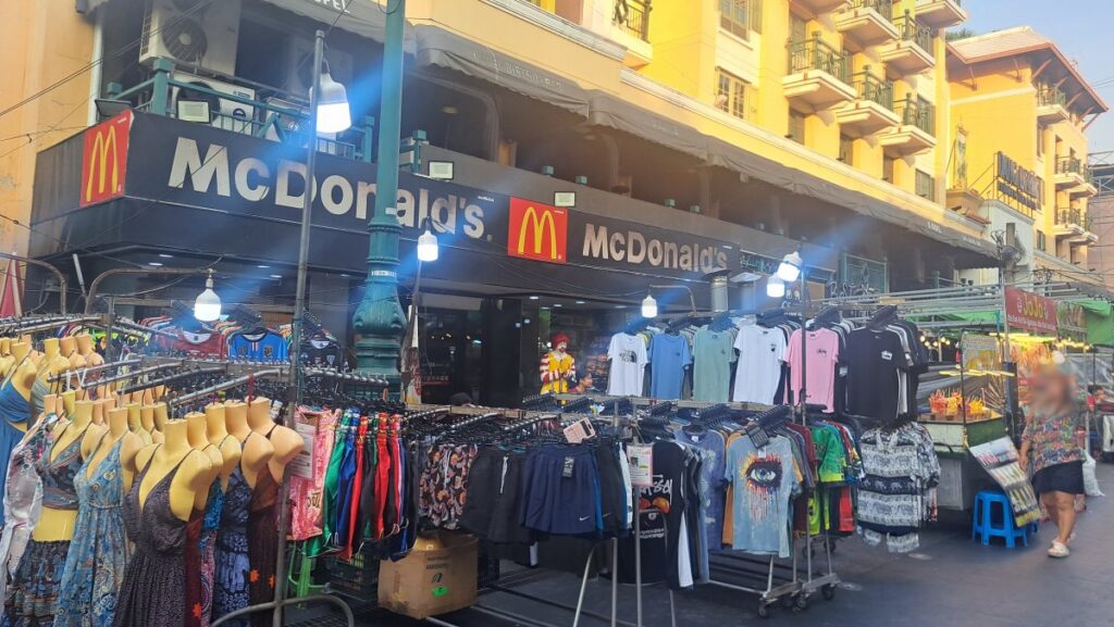 カオサン通りにあるマクドナルドとその前にある服の屋台。