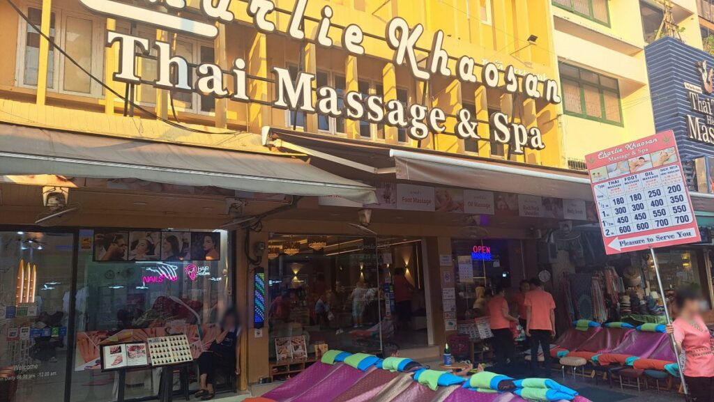 カオサン通りのマッサージ、フットマッサージが1時間で300バーツです。