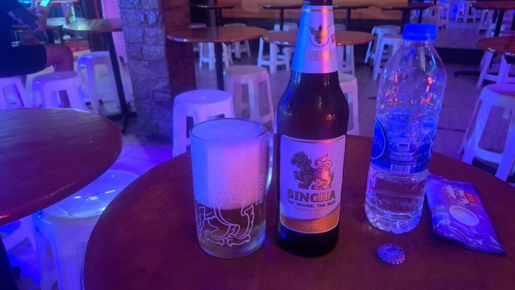 カオサン通りのバーで飲むシンハービール。