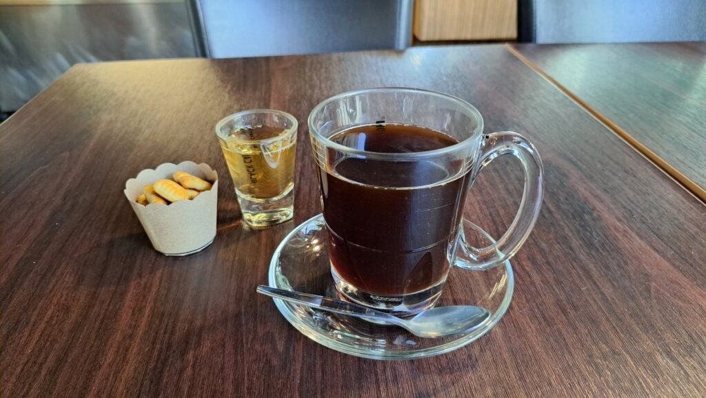 「Breakfast Story(Asok)」のブラックコーヒー(HOT)、コーヒー専門店ならではの苦みが効いた美味しいコーヒー。