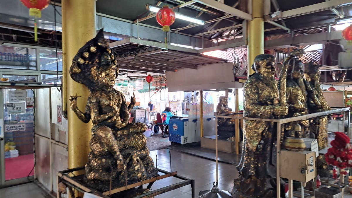 寺院内に安置されている仏像群