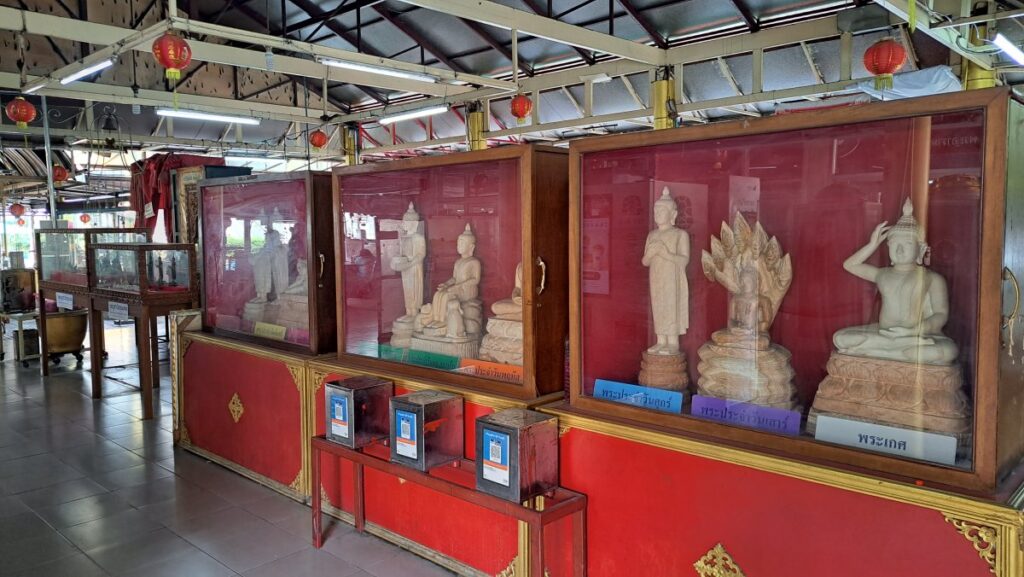 赤いケースに安置された仏像群が並ぶ祈りの空間。