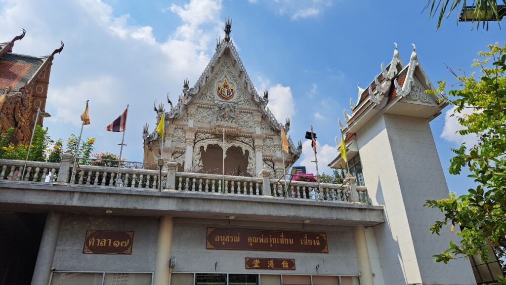 白壁の精緻な装飾が青空に美しく映えます。