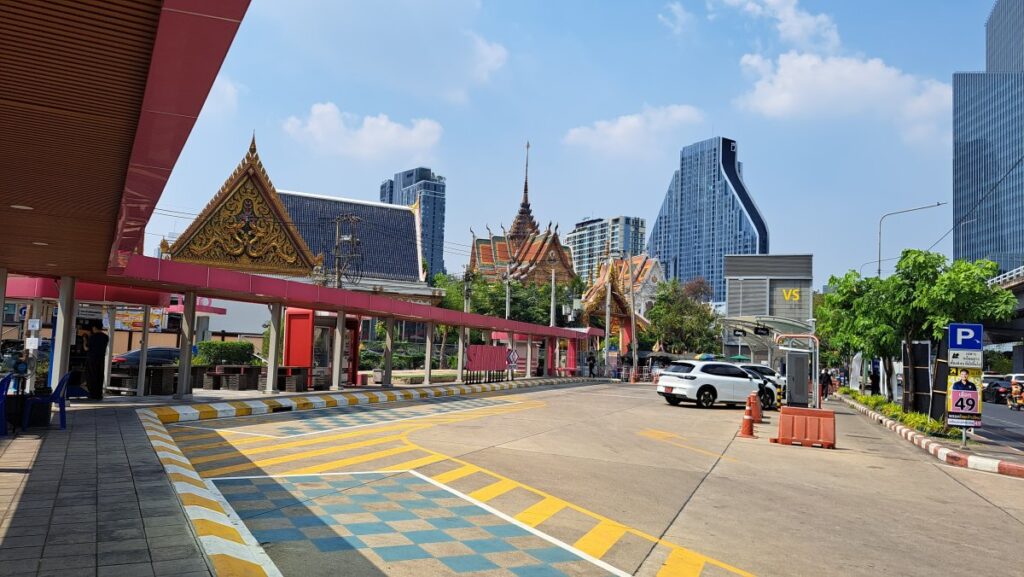 大都会の中にあるワット・フアランポーンを遠目に眺める。