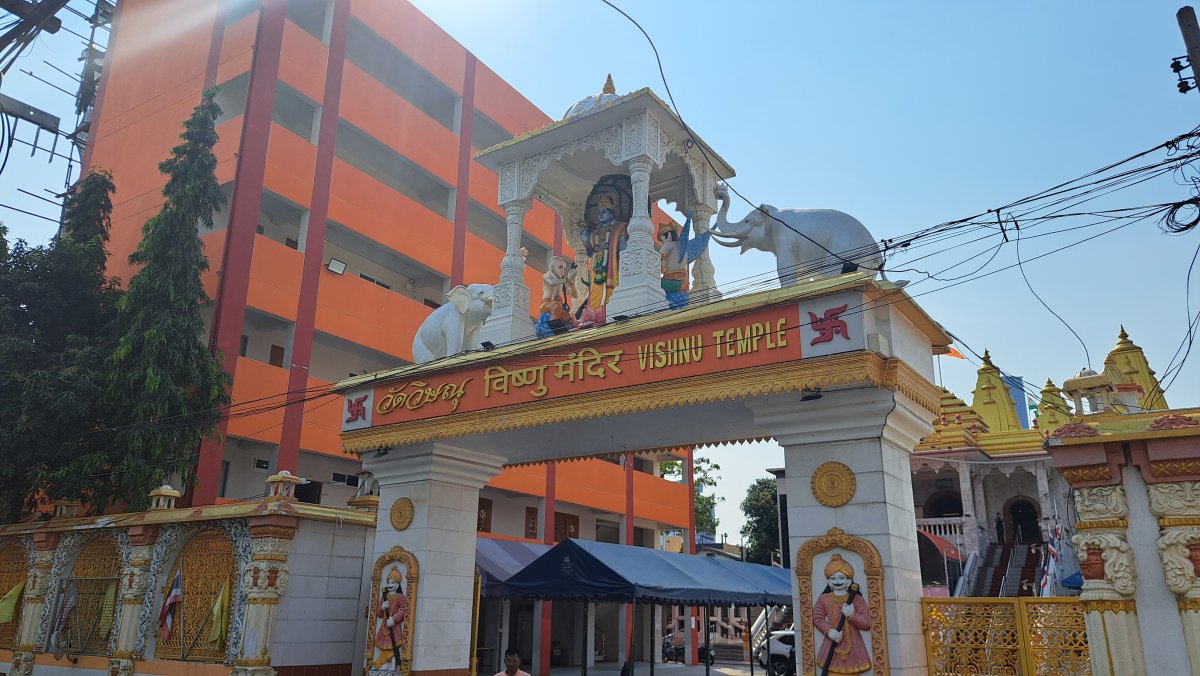 ヴィシュヌ寺院の正面の門