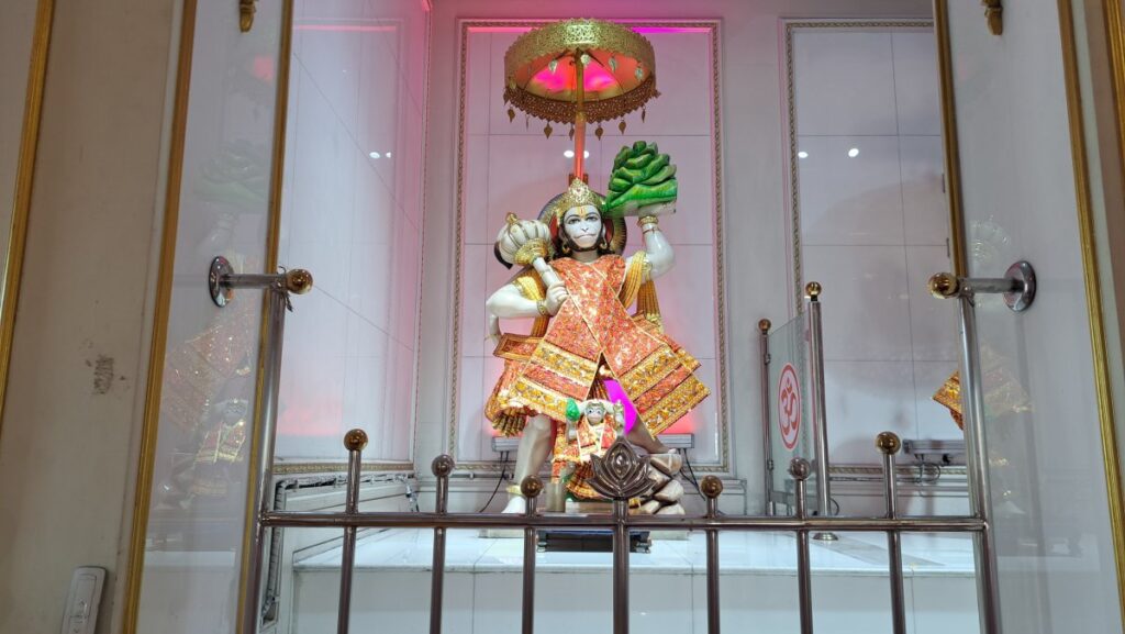 ヴィシュヌ寺院内部の神像