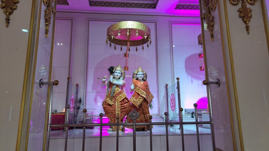ヴィシュヌ寺院内部の神像
