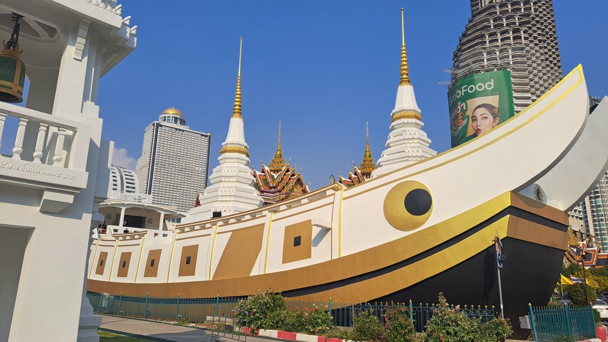 珍しい船の形をした本堂