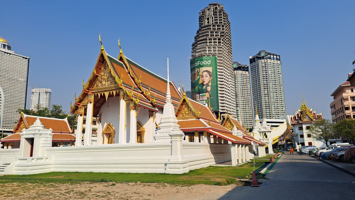 ワット・ヤーンナーワー寺院と高層ビル