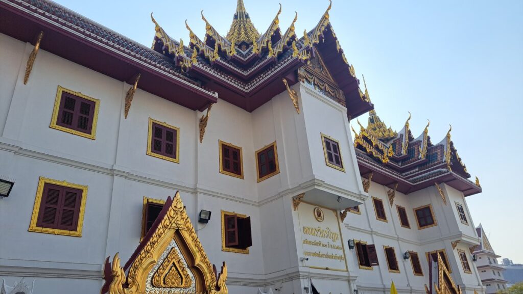 ワット・ヤーンナーワーの白亜の壁