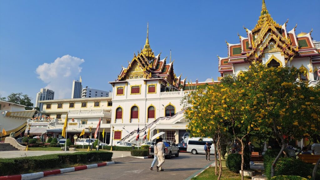 ワット・ヤーンナーワーの大きい本殿。