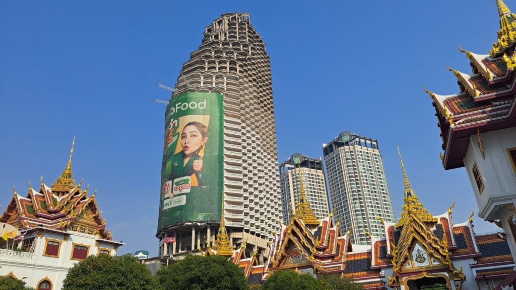 ワット・ヤーンナーワー寺院と高層ビルとのコラボレーション。