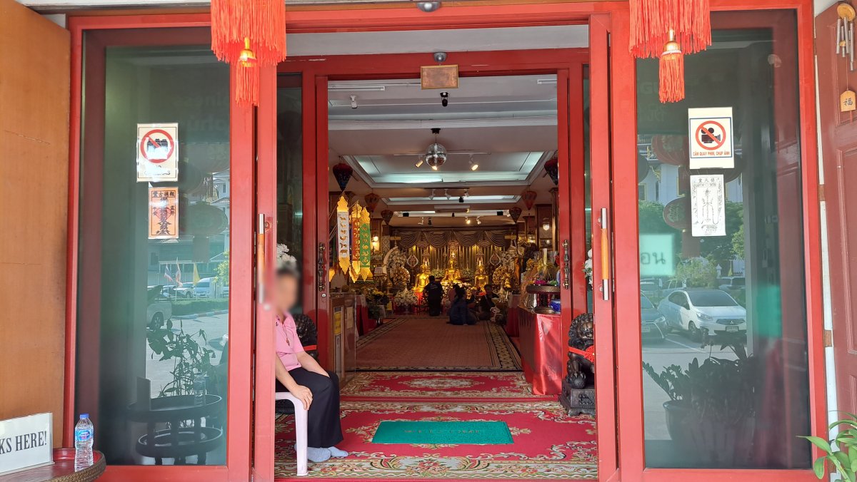 本殿内部に安置されている仏像群