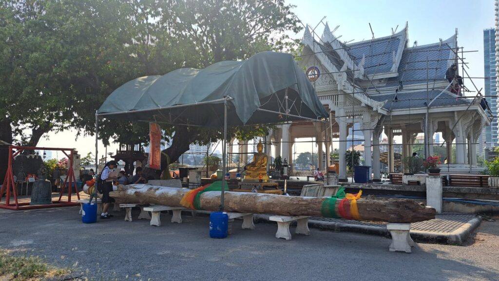 ワット・ヤーンナーワーの敷地を奥まで進むと川沿いに出る