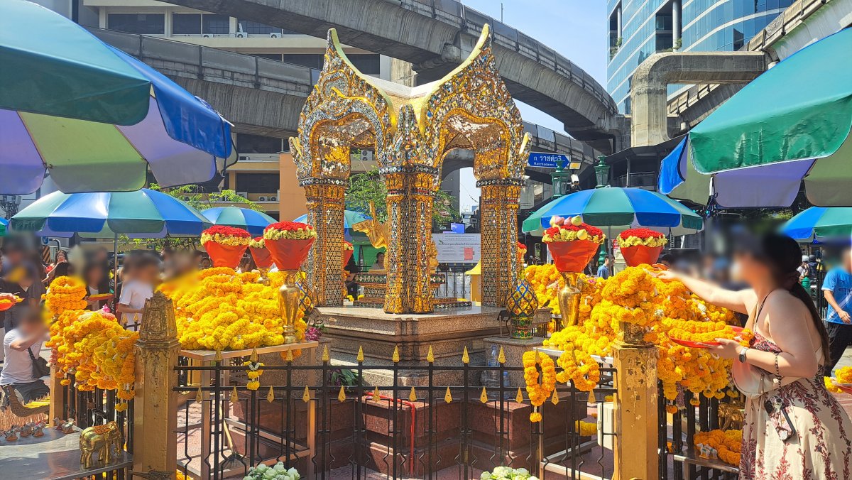 エラワン祠にお祈りを捧げている